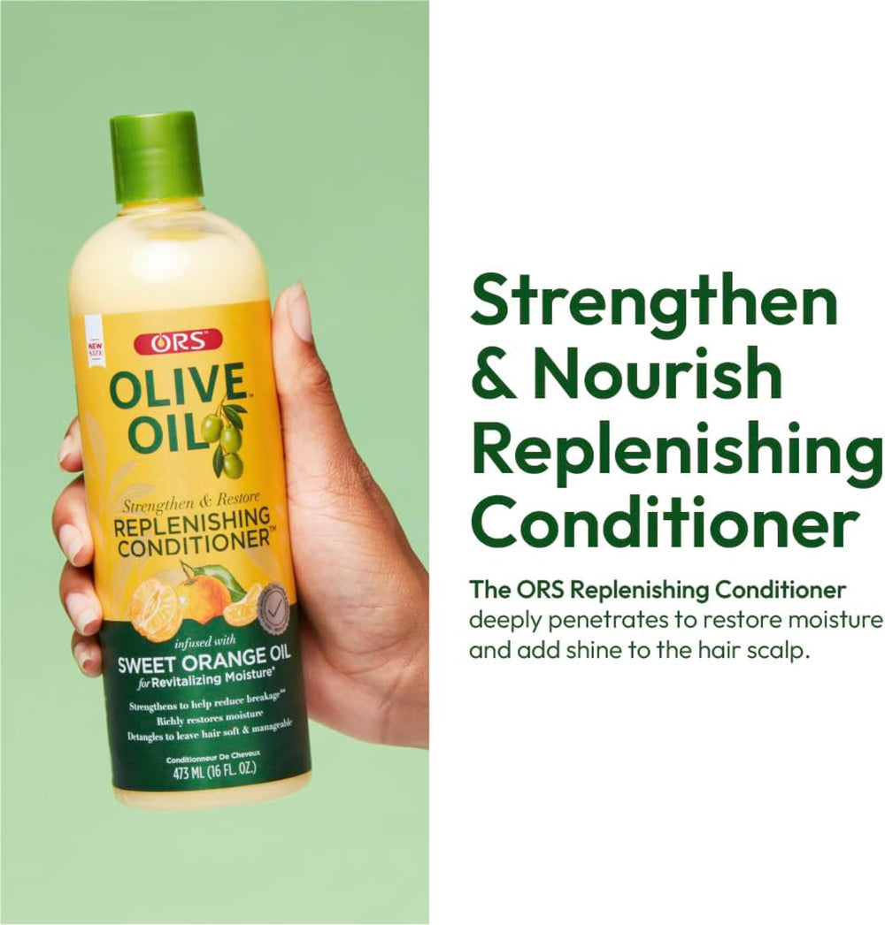 ORS Olive Oil Strengthen & Nourish Replenishing Conditioner (473 ml) med olivenolie og sød appelsinolie. Genopretter fugt, tilfører glans og reducerer knækket hår. Billede viser en hånd, der holder flasken.
