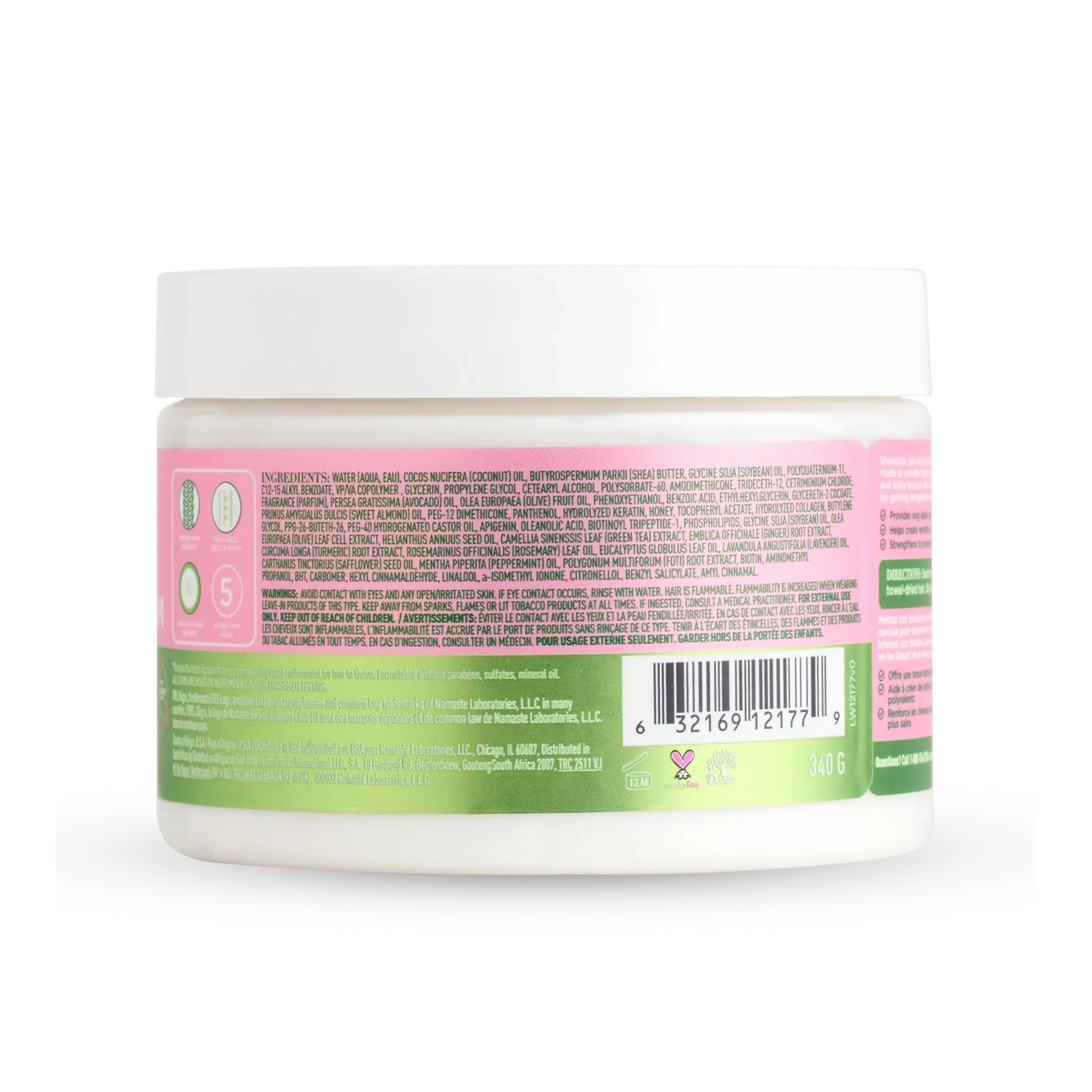 Hvid krukke med hår-styling creme, ingredienser og stregkode synlig på lyserødt og grønt etiket.