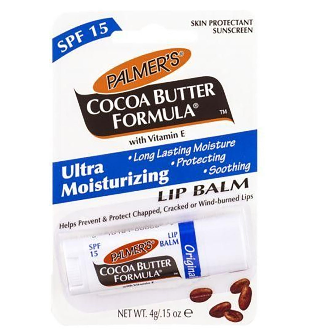 Pakke med Palmers Cocoa Butter Formula Ultra Moisturizing Lip Balm SPF 15. Indeholder en hvid læbepomade. Med kakaosmør og E-vitamin.