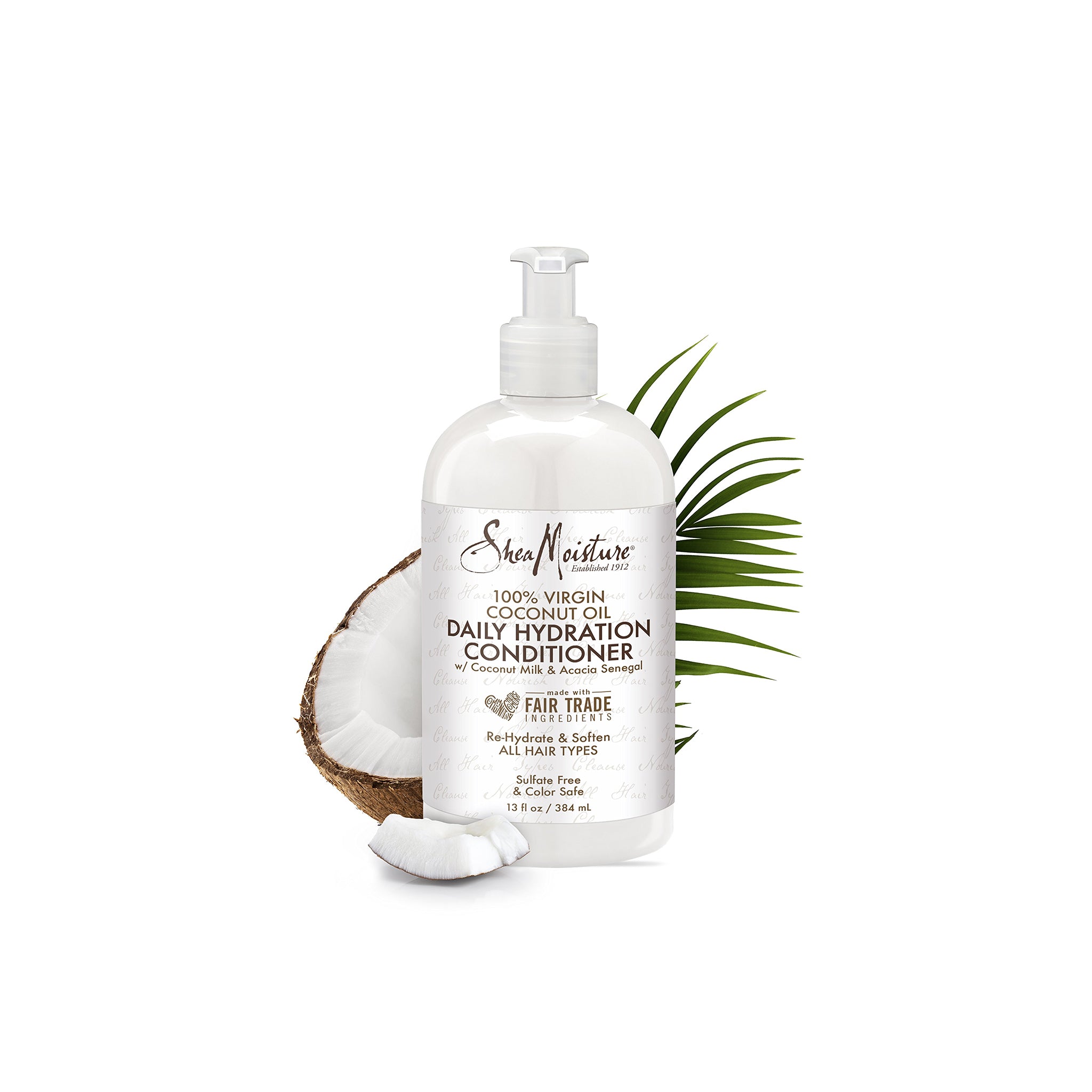 En hvid pumpeflaske med Shea Moisture 100% Virgin Coconut Oil Daily Hydration Conditioner, 384ml. Flasken står foran en hvid baggrund med en kokosnød i forgrunden.