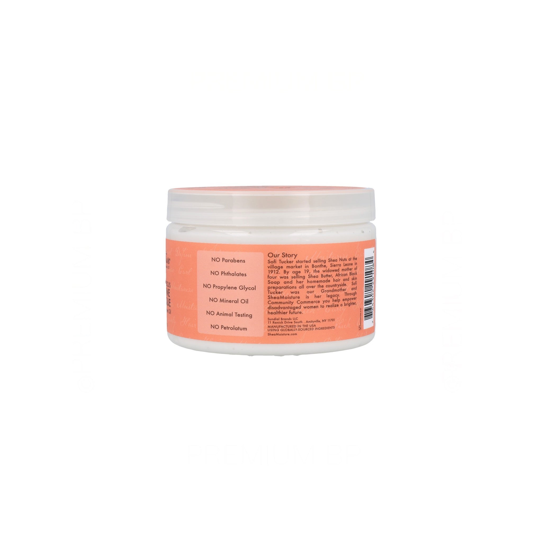Nærbillede af bagsiden af en hvid beholder i plast med Shea Moisture Coconut & Hibiscus Curl & Shine Hair Masque (340 g), der viser brandets historie om Sofi Tucker og en liste over ingredienser, produktet ikke indeholder.