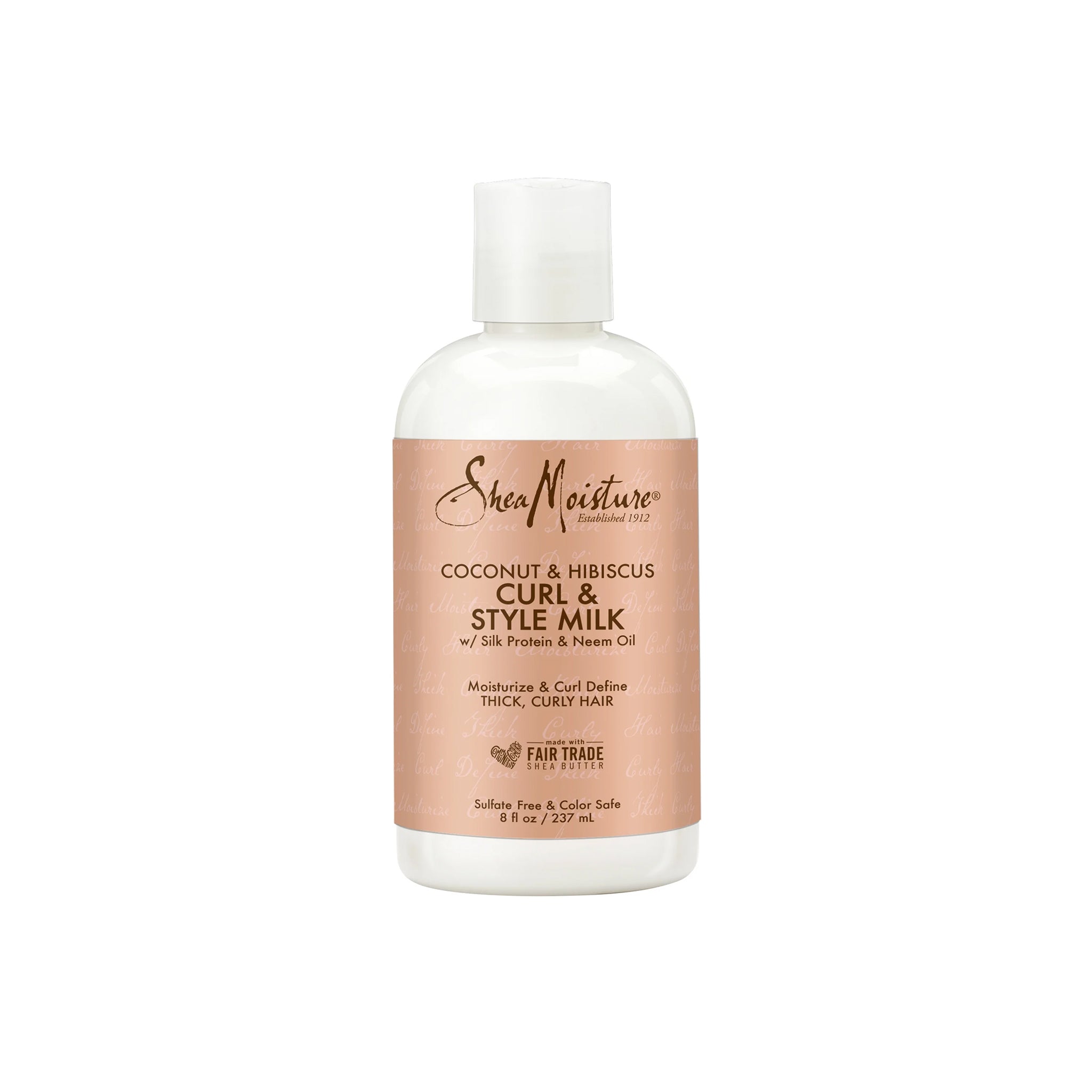 Hvid flaske med hvidt låg indeholdende Shea Moisture Coconut & Hibiscus Curl & Style Milk (237 ml). Etiketten er beige/lyserød med sort og rød tekst.