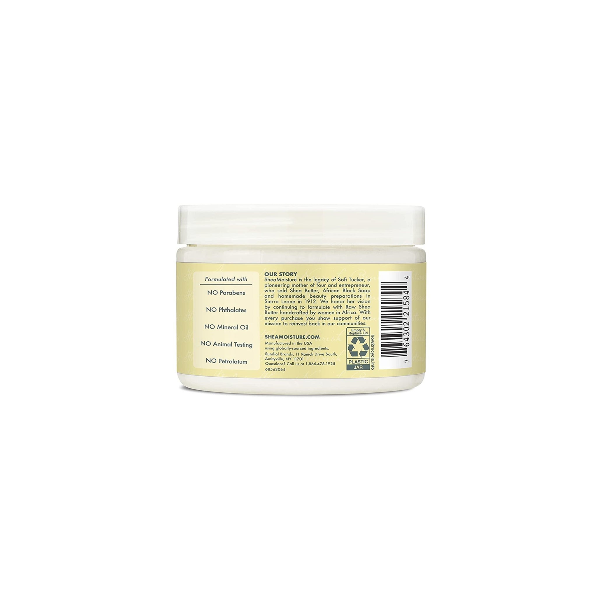 Nærbillede af bagsiden af Shea Moisture leave-in balsam, der viser "Our Story" og information om fravær af visse ingredienser.