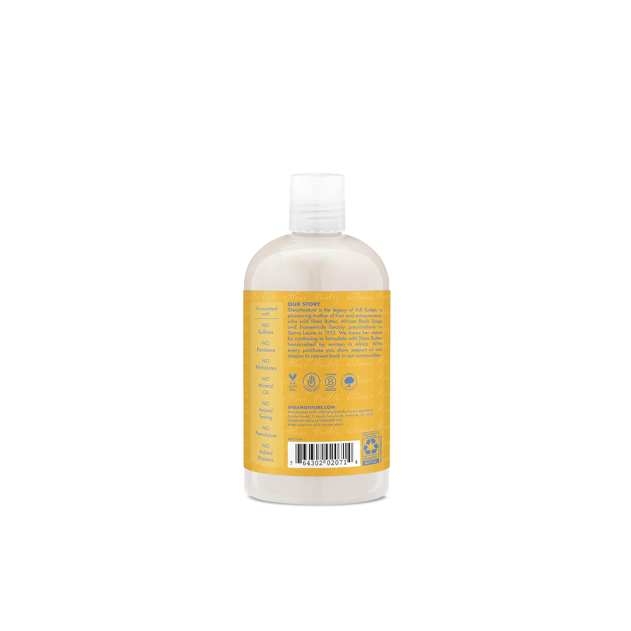 Nærbillede af bagsiden af Shea Moisture shampoo, der viser detaljer om produktets sammensætning, anvendelse og brandets baggrund.
