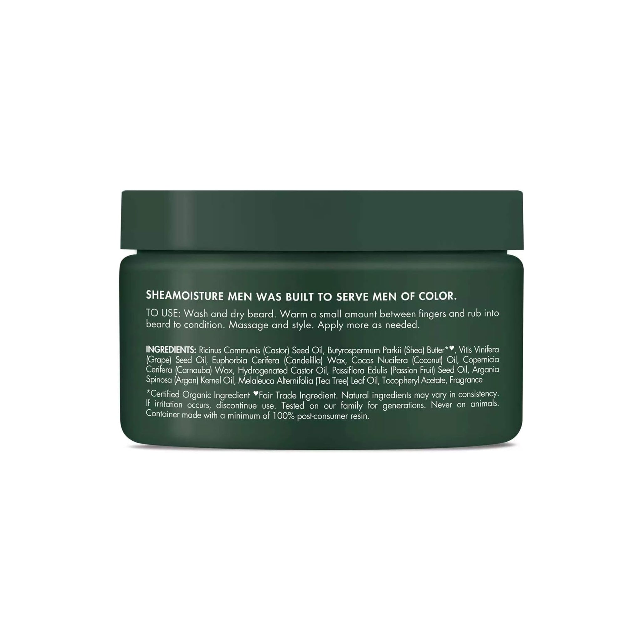Bagsiden af en grøn beholder med Shea Moisture Men Maracuja & Shea Butter skægbalsam. Etiketten indeholder information om produktet, herunder ingredienser og brugsanvisning.