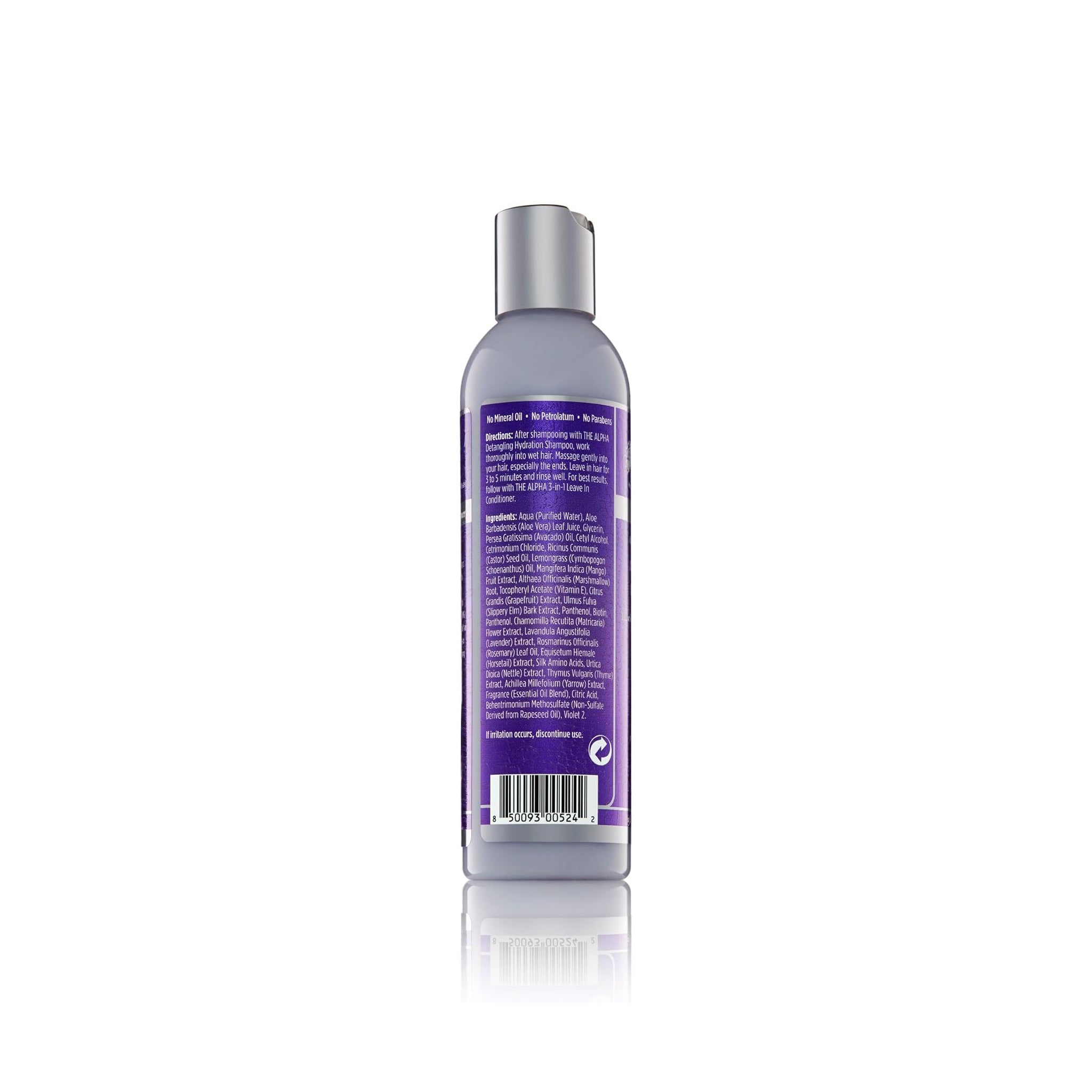 Nærbillede af bagsiden af en flaske The Mane Choice The Alpha Detangling Hydration Conditioner. Lilla etiket med hvid tekst, der beskriver ingredienser, anvisninger og producentoplysninger.