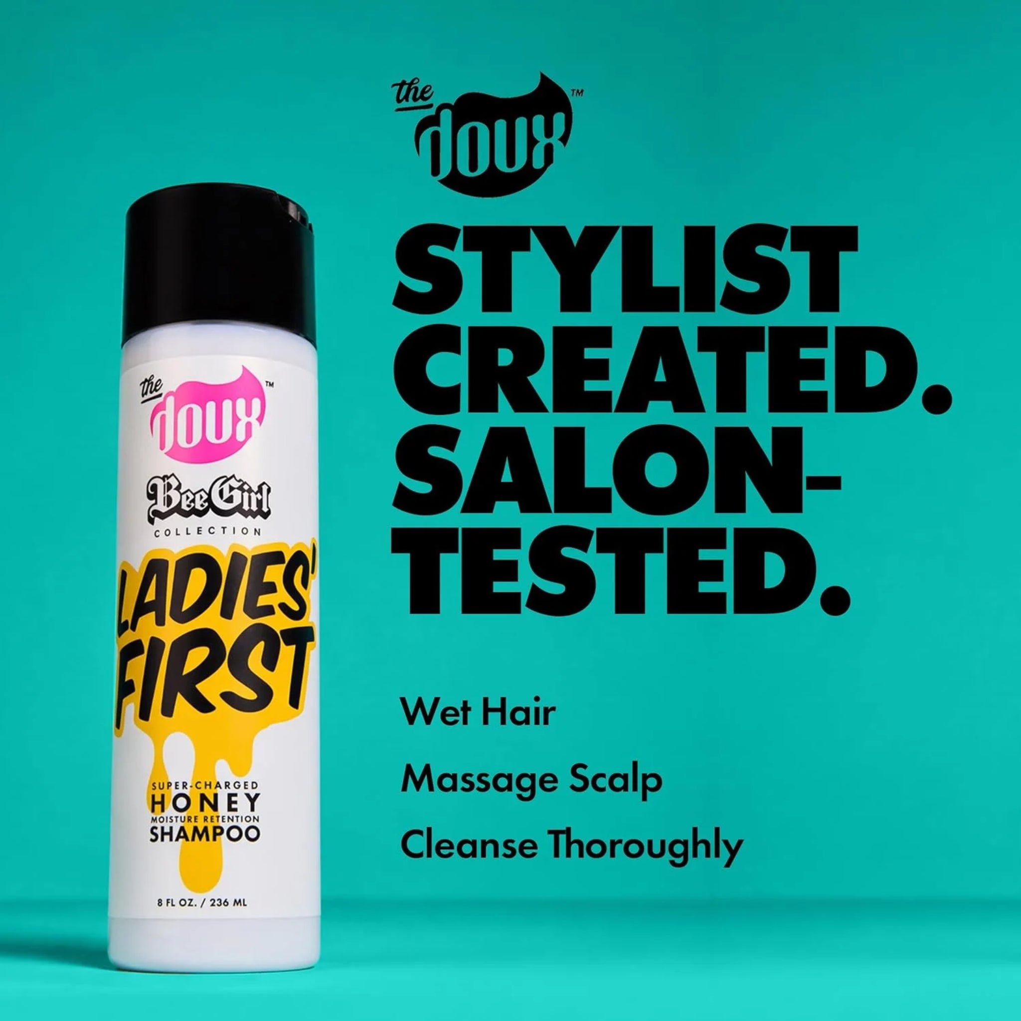 The Doux Bee Girl Ladies' First Honey Moisture Shampoo-flaske i hvid, sort og gul mod turkis baggrund.