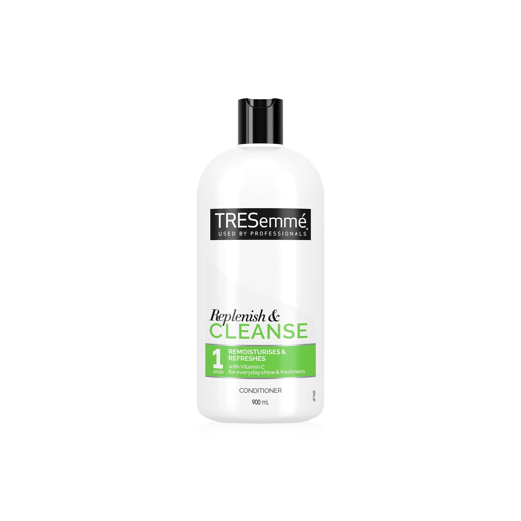 Hvid flaske med TRESemmé Cleanse & Replenish Remoisturising Conditioner 900ml, med grøn og sort tekst og sort låg, stående på hvid baggrund.