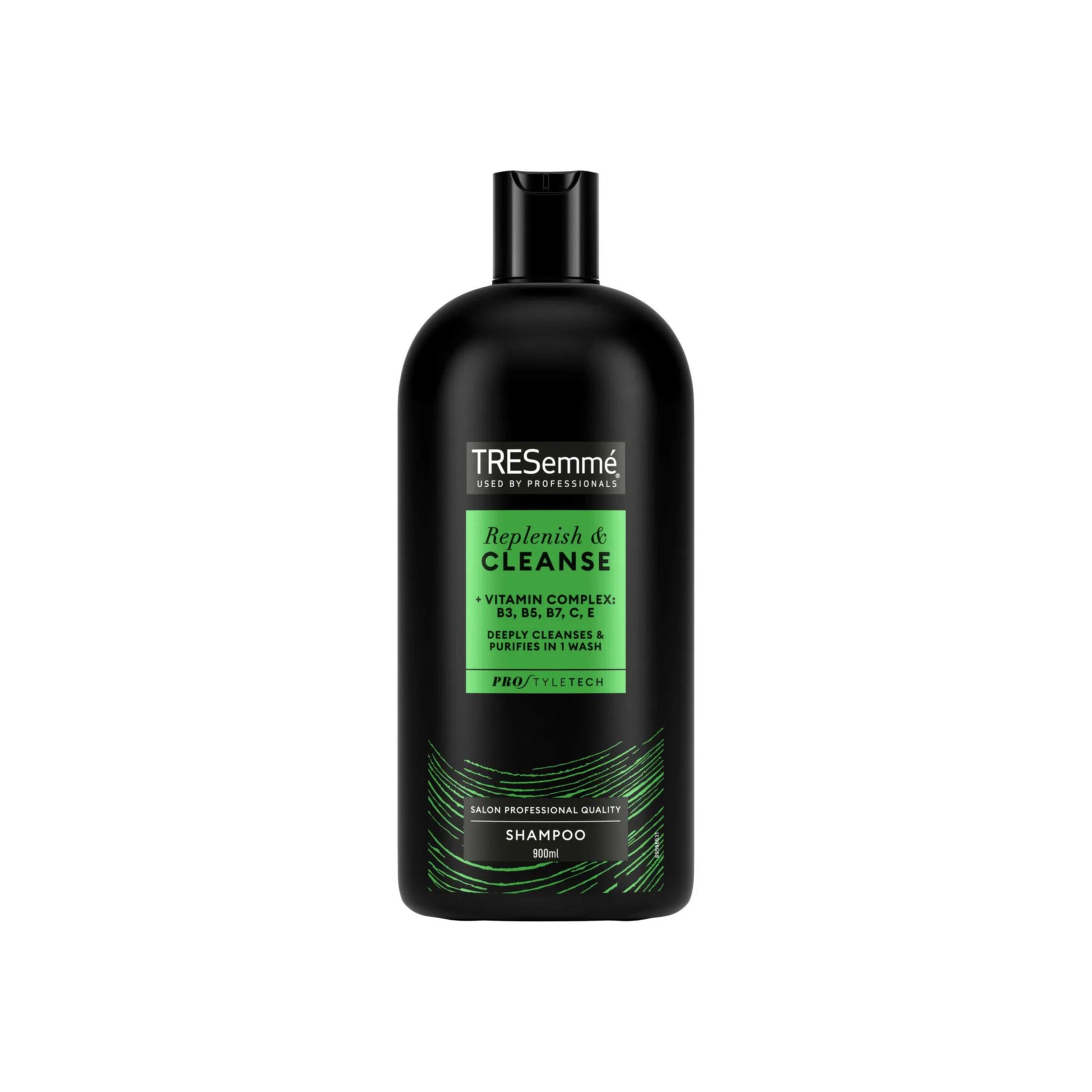 Sort flaske med TRESemmé Cleanse & Replenish Shampoo 900ml, med grøn og hvid tekst og sort låg, stående på hvid baggrund.