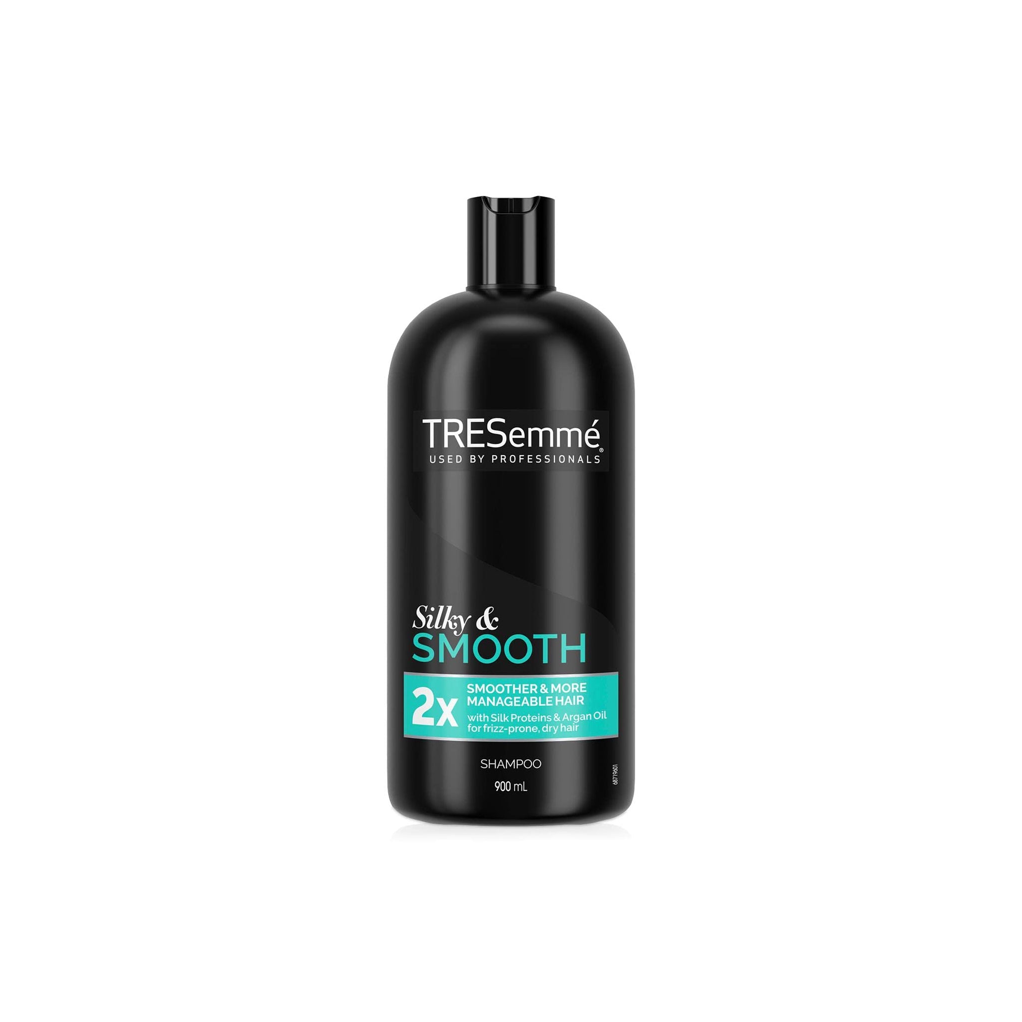 Sort flaske med TRESemmé Smooth & Silky Shampoo 900ml, designet med blå og hvid tekst, stående på hvid baggrund.